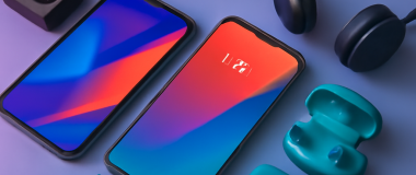 Desen detaliat al unui peisaj de toamnă cu un lac liniștit, arbori colorați în nuanțe de roșu, portocaliu și galben, și munți în depărtare sub un cer senin albastru.