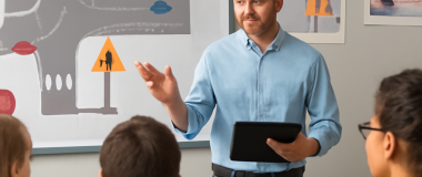 Desen animat cu un câine vesel care aleargă pe o pajiște verde sub un cer albastru senin.